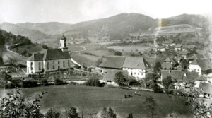 Historische Aufnahme von Hofstetten mit Blick auf die Kirche und Gasthaus 3 Schneeballen im Zentrum
