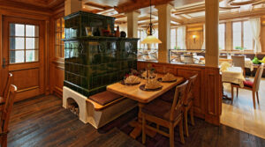 Ofenbank am Kachelofen im Gasthaus 3 Schneeballen, entworfen, umgesetzt von Bauplanung Heitzer