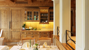 Blick auf Anrichte mit eingedecktem Tisch, Gasthaus 3 Schneeballen