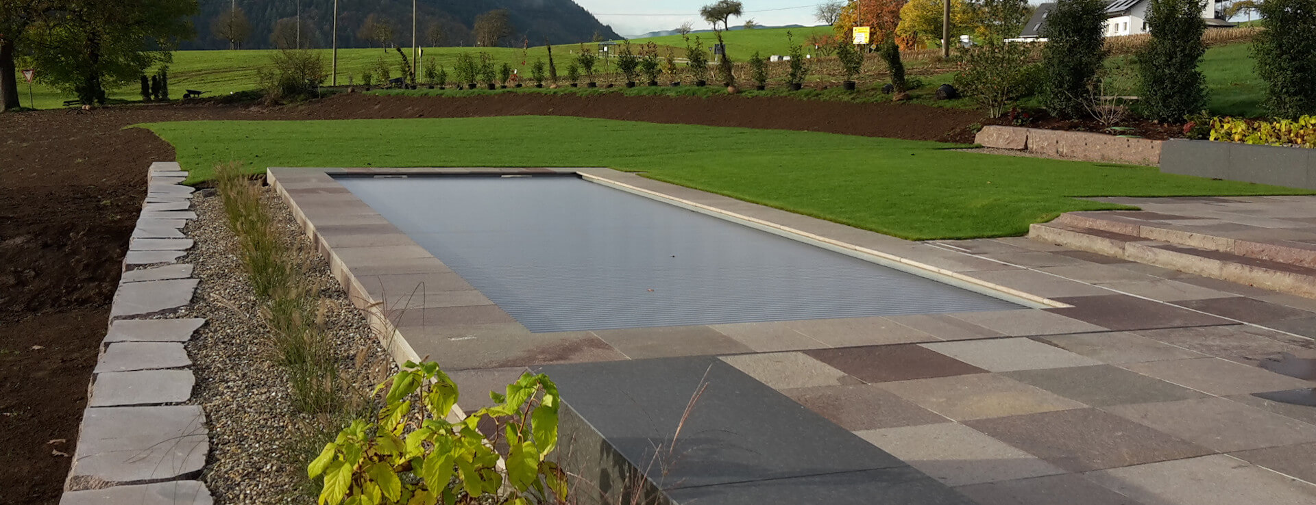 Swimmingpool mit Abdeckung im Garten eines Wohnhauses in Fischerbach